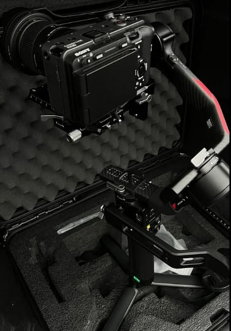 Cámara sobre gimbal lista en su maleta antes de una sesión.